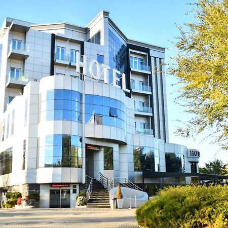 Hotel Zeneva Lux Kragujevac Kültér fotó
