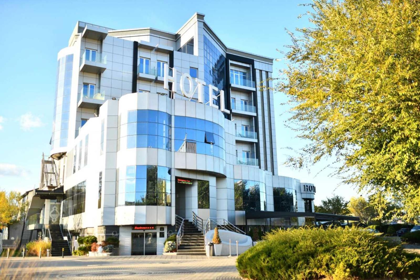 Hotel Zeneva Lux Kragujevac Kültér fotó