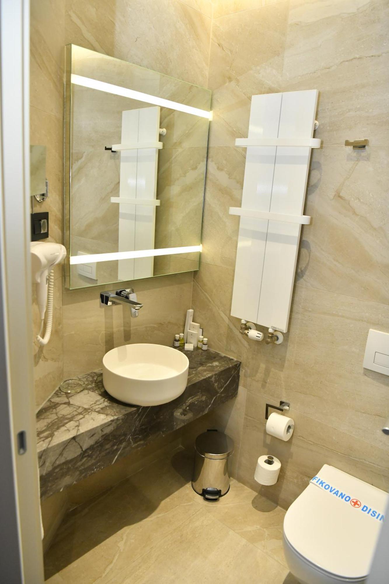 Hotel Zeneva Lux Kragujevac Kültér fotó