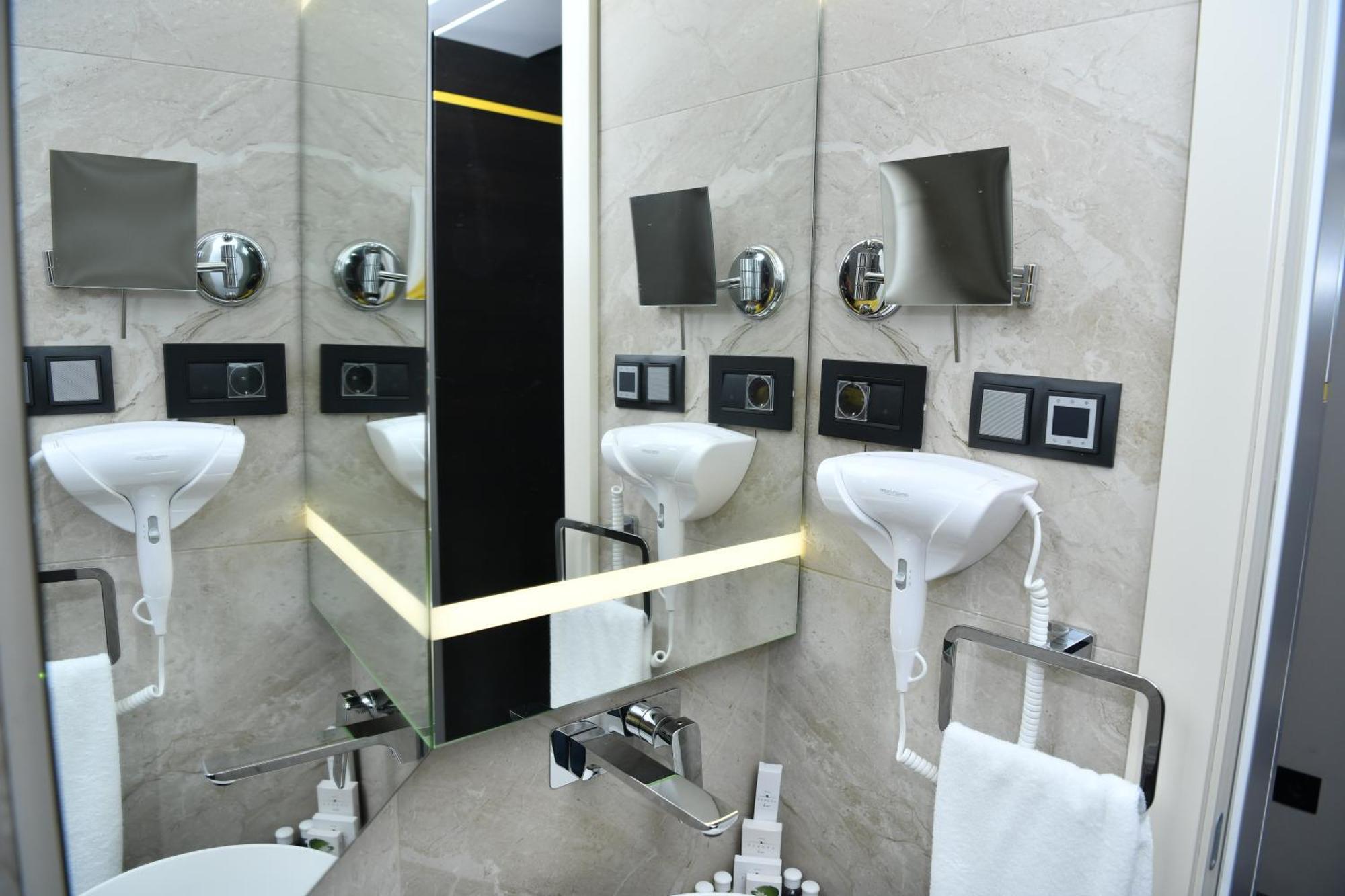Hotel Zeneva Lux Kragujevac Kültér fotó