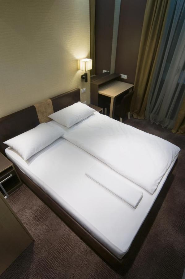 Hotel Zeneva Lux Kragujevac Kültér fotó